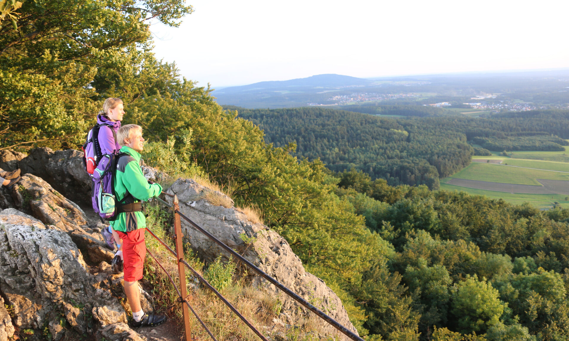 Zwei Personen blicken beim Wandern &uuml;ber das N&uuml;rnberger Land