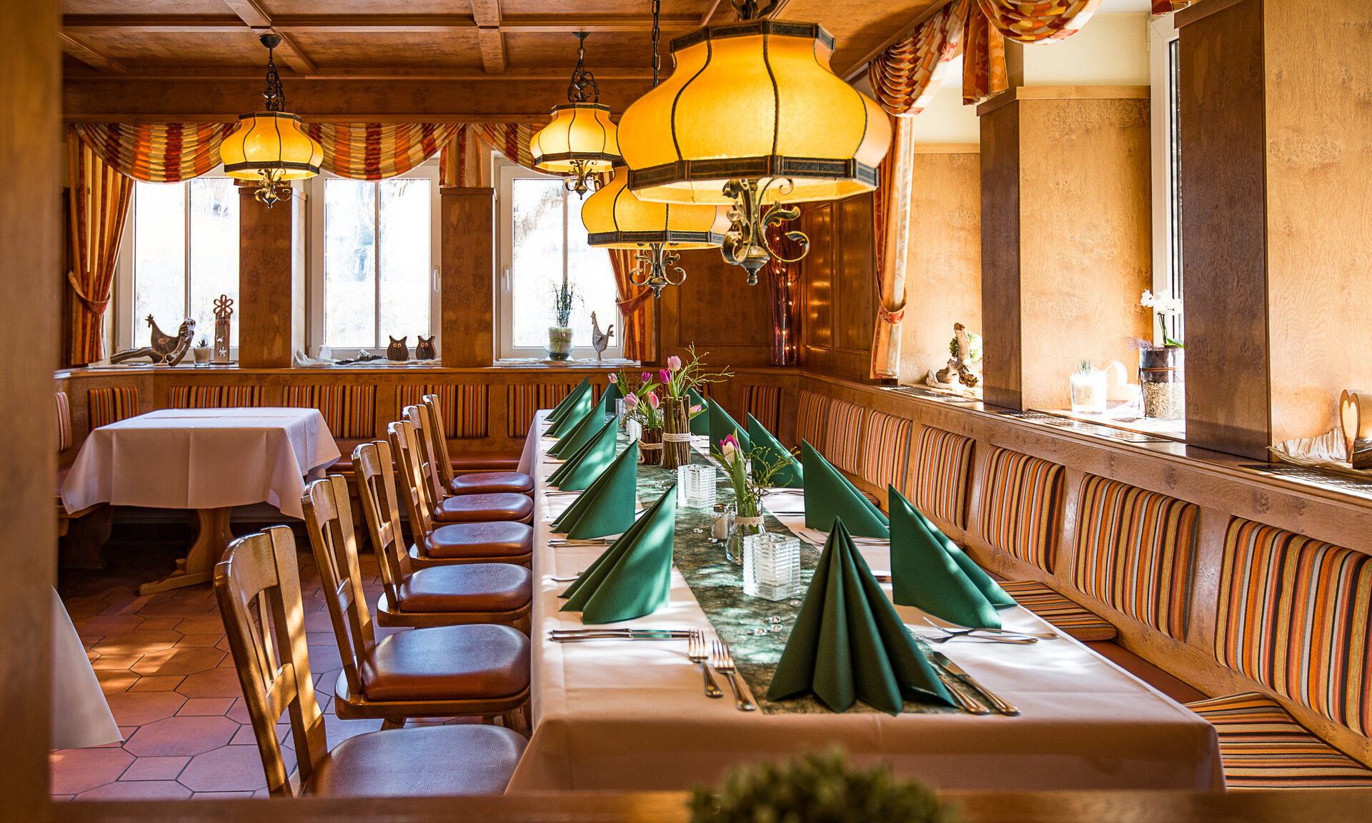 Eine Aufnahme von gedeckten Tischen an einer Eckbank mit Stühlen.