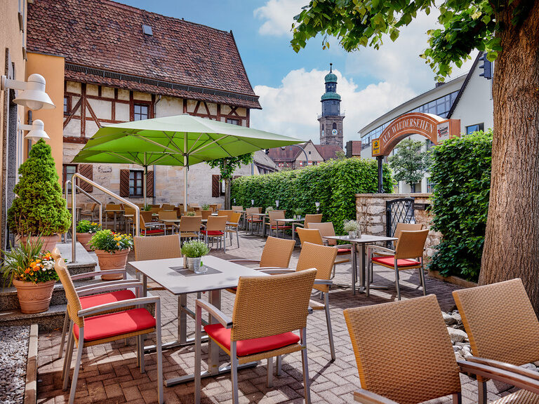 Eine Terrasse dient als Biergarten