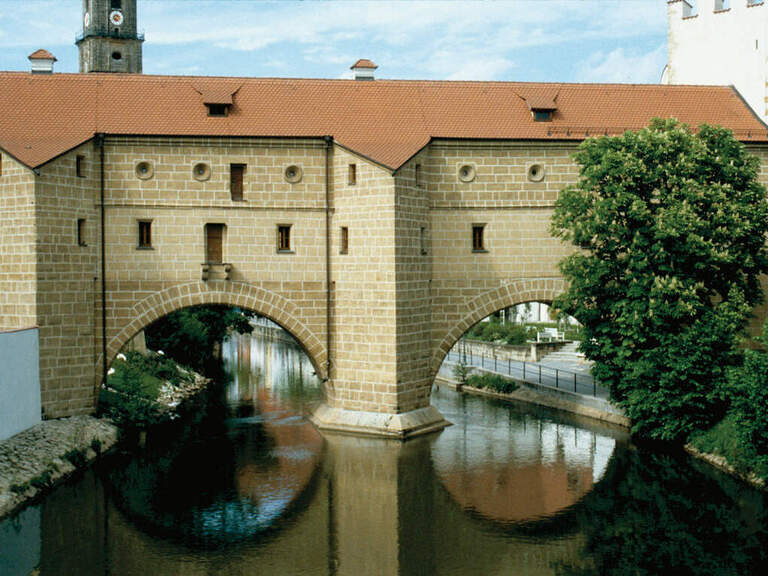 Die spätmittelalterliche Stadtbrille spannt sich über die Vils in Amberg