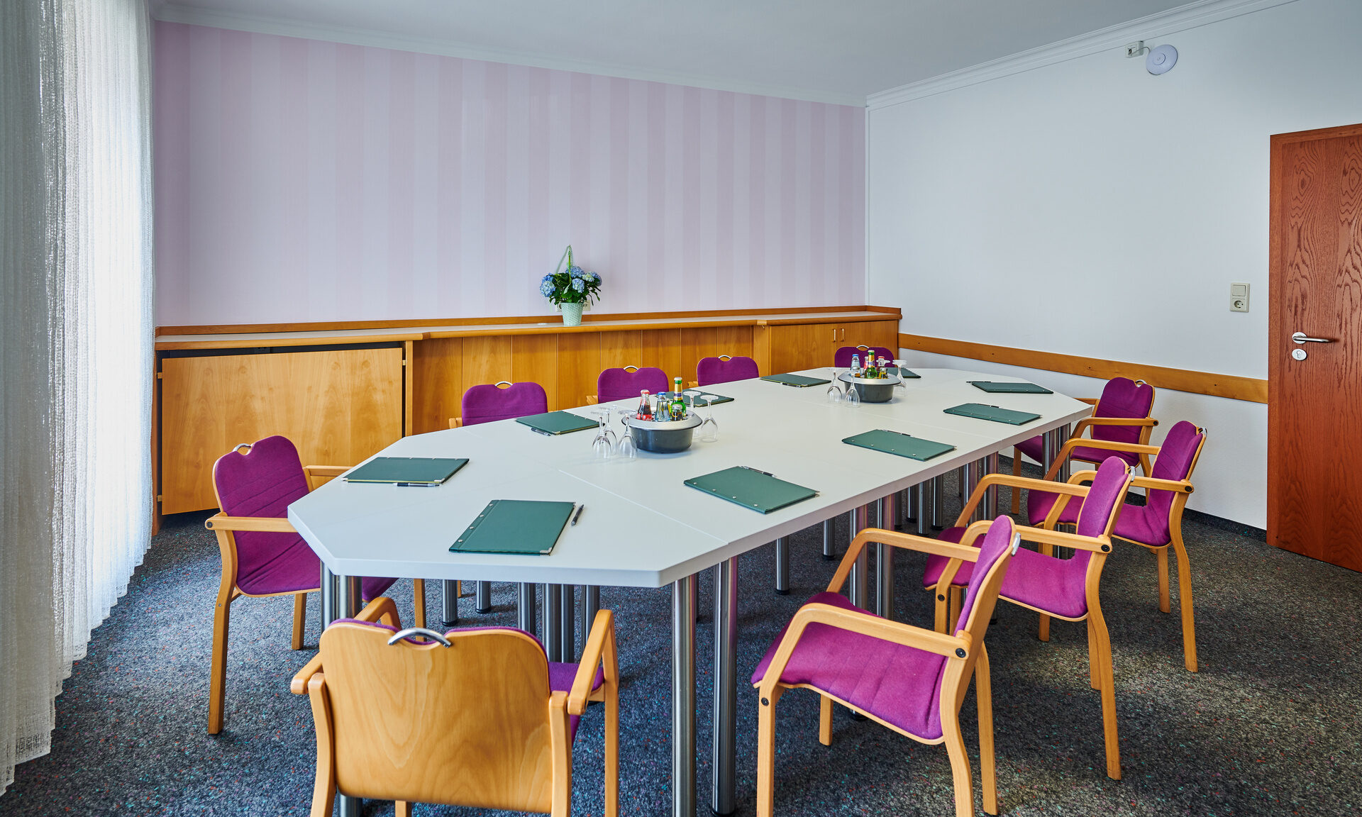 Ein gut beleuchteter Tagungsraum um Meetings zu halten und wichtige Entscheidungen zu fällen