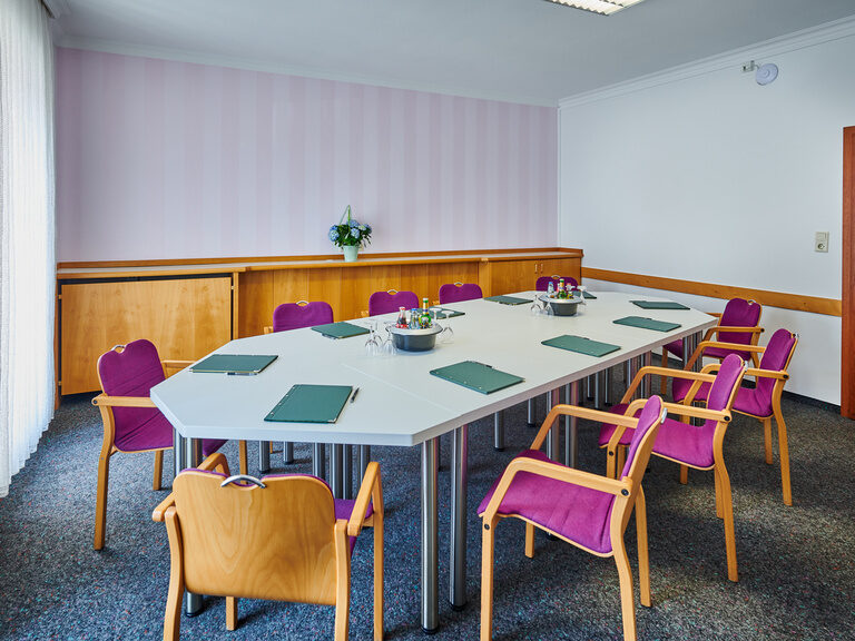 Ein gut beleuchteter Tagungsraum um Meetings zu halten und wichtige Entscheidungen zu fällen